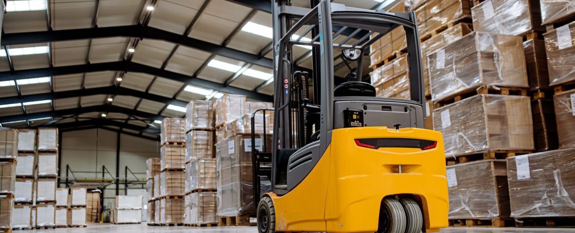 Back,View,Of,Forklift,In,Warehouse,In,The,Middle,Of